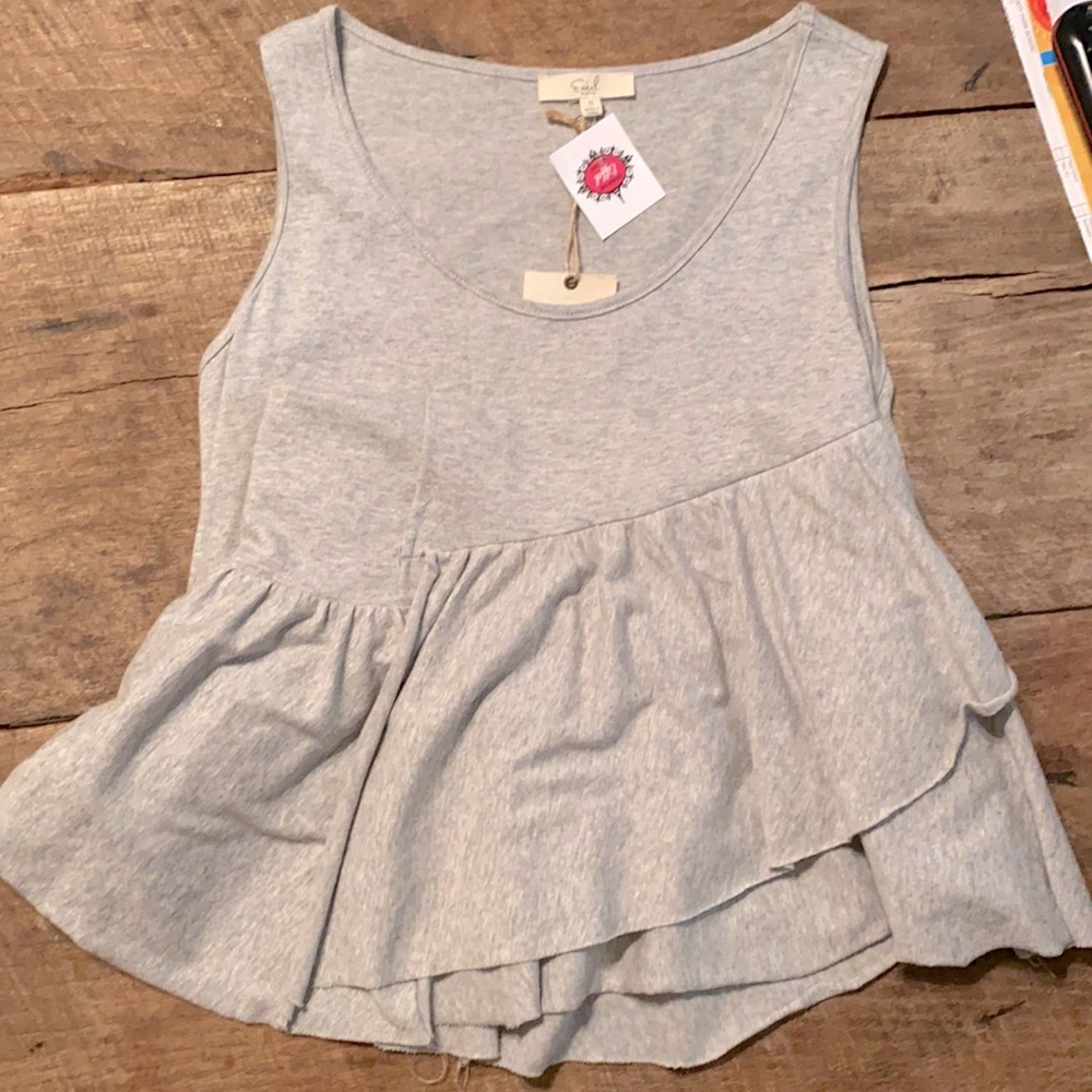 🌟Easel Sleeveless Gray Tunic🌟
